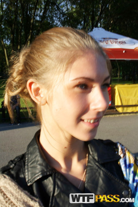 Slim amateur uncovers her small titties in blue jeans during homemade action - #266335