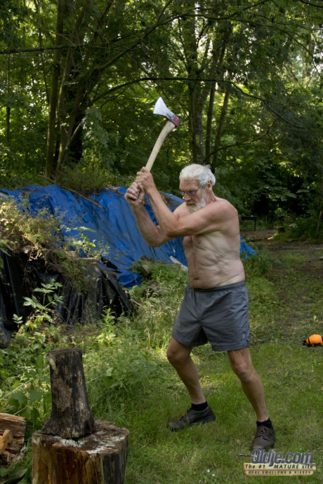 Lucky mature hubby boy man rides two teenie babes Alice and Nela Elmond in the fresh air - #253126