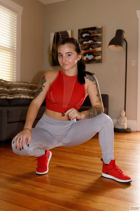 Attractive amateur babe Sasha Apex loses her sportswear and shows her inked body - #53407