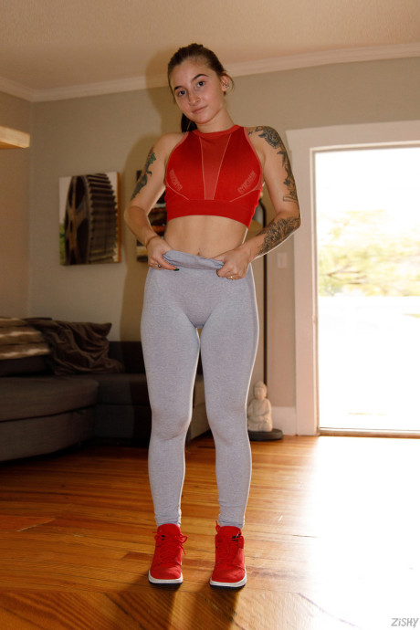 Attractive amateur babe Sasha Apex loses her sportswear and shows her inked body - #53408
