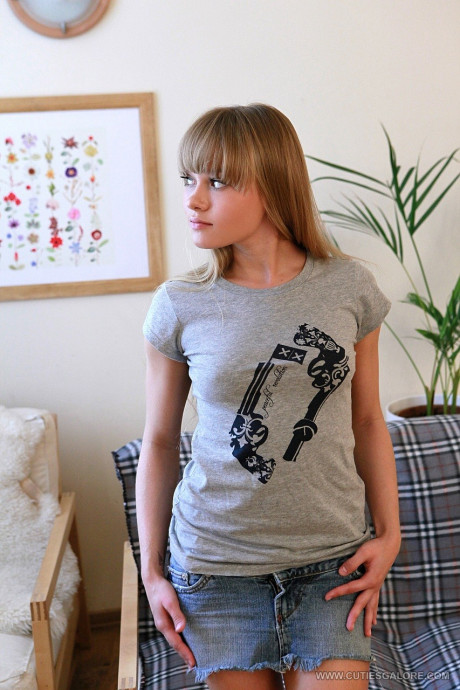 Teen blond slut girl woman Willa strips undressed in her living room and plays with her pussi - #225595