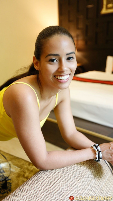 Ravishing amateur babe Andreina shows her chunky behind and takes a rod in POV - #253247