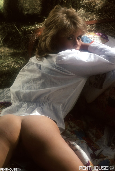 Blonde babe with firm tits Francis McAmish exposes her body on the beach - #141087