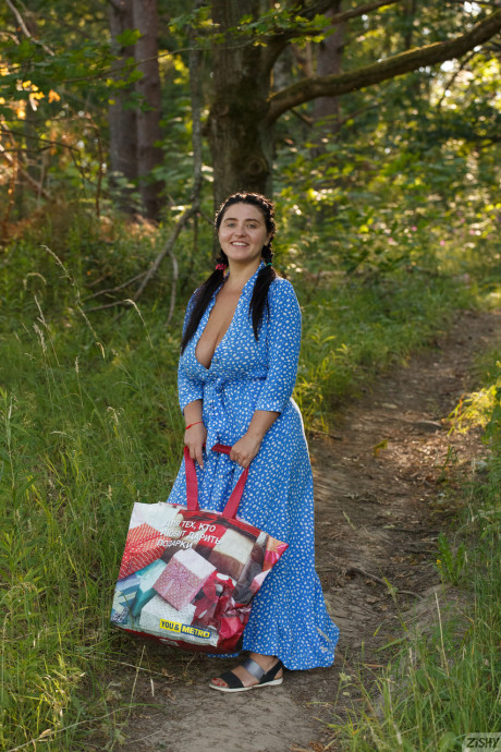 Stacked babe Vyeta Mustafina shows off her ravishing large melons outdoors - #89963