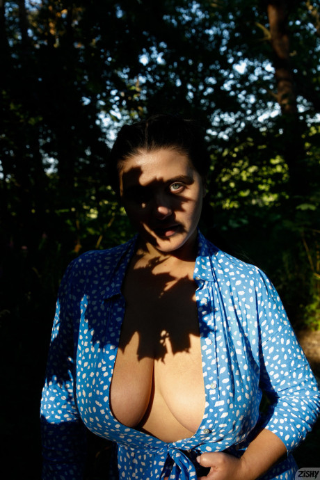 Stacked babe Vyeta Mustafina shows off her ravishing large melons outdoors - #89965