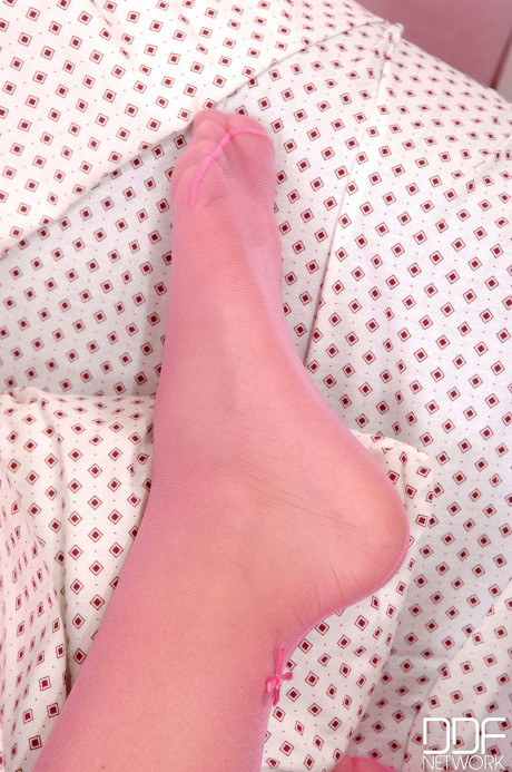 Blondie MILF Tereza Fox showing off hot feet & snatch while shedding leggings - #264555