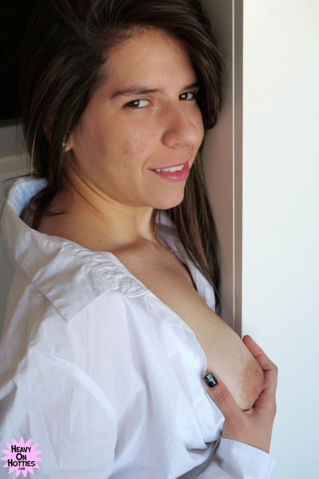 Colombian amateur Julia Montalban gets completely nude while on her bed - #87825