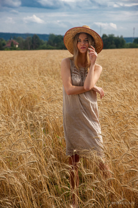 Skinny blondy teen Victoria Kruzz gets bareback nude while out in a field of crops - #92235