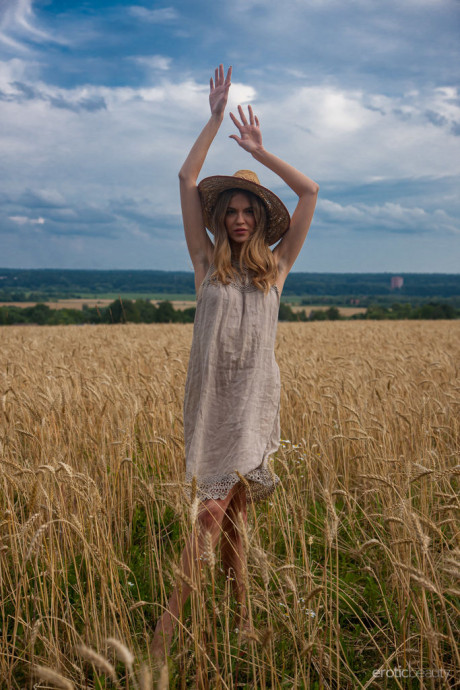 Skinny blondy teen Victoria Kruzz gets bareback nude while out in a field of crops - #92236