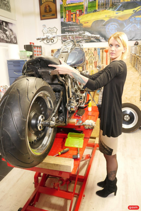 Blonde handywoman Sina Longleg swallows & rides a giant meat at the garage - #171530
