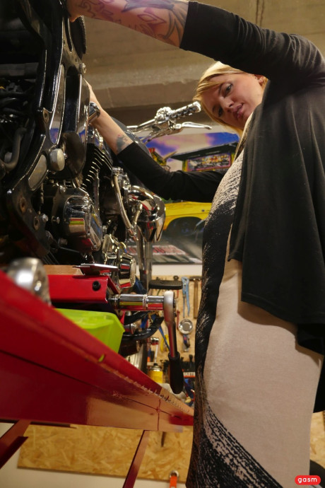 Blonde handywoman Sina Longleg swallows & rides a giant meat at the garage - #171532