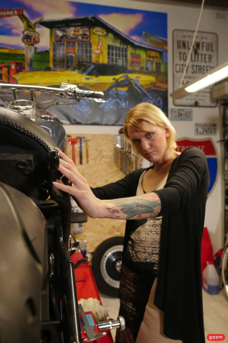 Blonde handywoman Sina Longleg swallows & rides a giant meat at the garage - #171533
