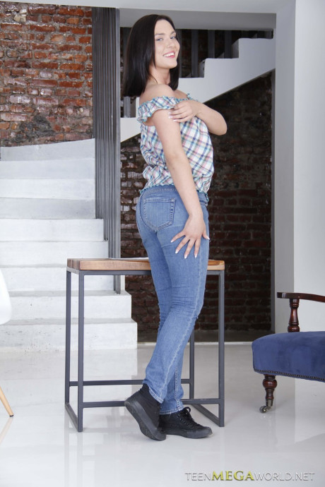 Brunette Nadejda gets analized after dropping her jeans to show her large booty - #93840