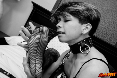 Thin babe Jett does a pretty striptease in her fetish wear on her bed - #91574