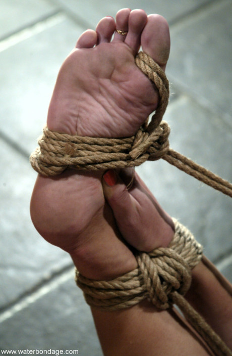 MILF Jenni Lee has her vagina vibrated to climax after an icing in rope bondage - #87955