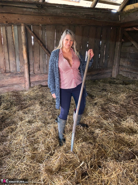 Overweight amateur cute Susi strips undressed while forking hay in a mow - #91504