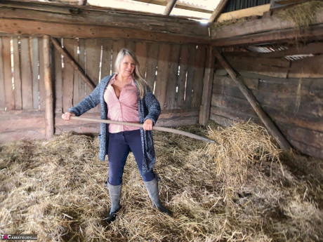 Overweight amateur cute Susi strips undressed while forking hay in a mow - #91505