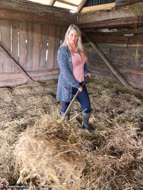 Overweight amateur cute Susi strips undressed while forking hay in a mow - #91507