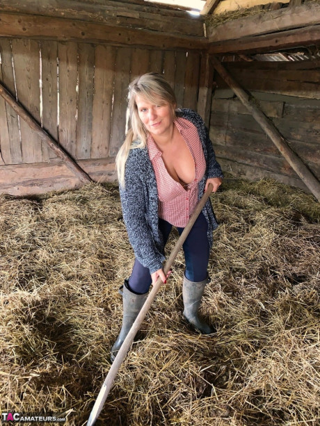 Overweight amateur cute Susi strips undressed while forking hay in a mow - #91508