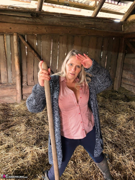 Overweight amateur cute Susi strips undressed while forking hay in a mow - #91512