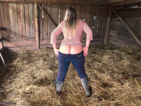 Overweight amateur cute Susi strips undressed while forking hay in a mow - #91514