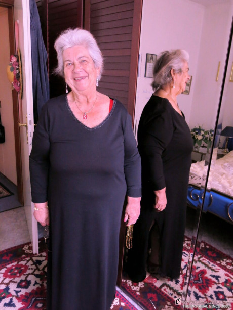 Granny with saggy breasts Smirna loves a bath before getting finger plowed - #149926