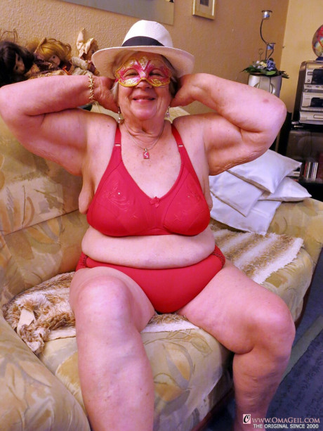 Granny with saggy breasts Smirna loves a bath before getting finger plowed - #149930