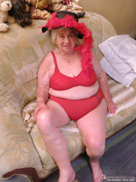 Granny with saggy breasts Smirna loves a bath before getting finger plowed - #149931