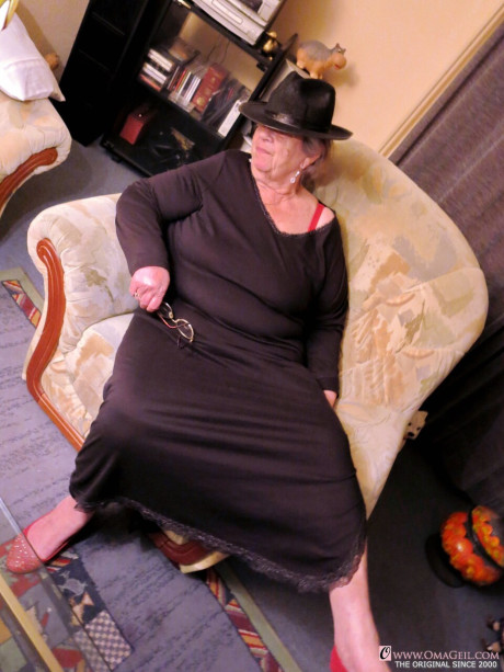Granny with saggy breasts Smirna loves a bath before getting finger plowed - #149932