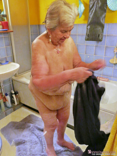 Granny with saggy breasts Smirna loves a bath before getting finger plowed - #149940