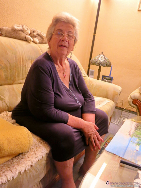 Granny with saggy breasts Smirna loves a bath before getting finger plowed - #149943