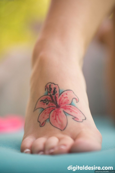 Cute tasty babe Bailey Rayne strips fully naked & spreads her sexy shaved snatch - #245824