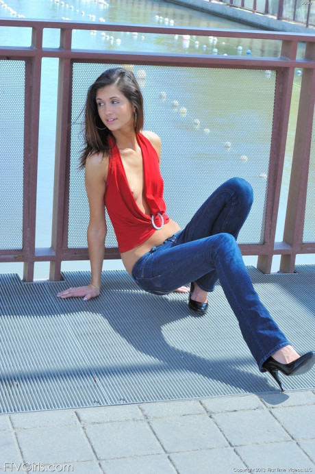 Slim amateur girlfriend Jody exposes her ass and poses undressed outdoors - #163187
