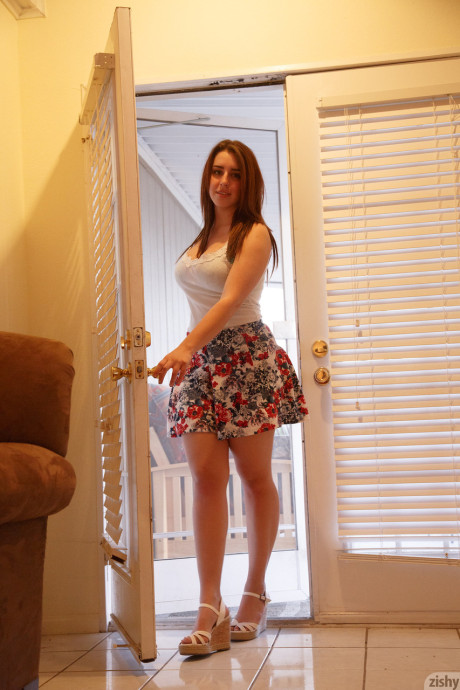 Amateur slut gf broad next door Lanie Morgan shows booty and masturbates before showering - #86576