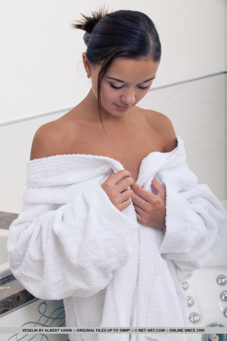 Wet European babe exposing small teenie melons and shaved twat in bathtub - #63107