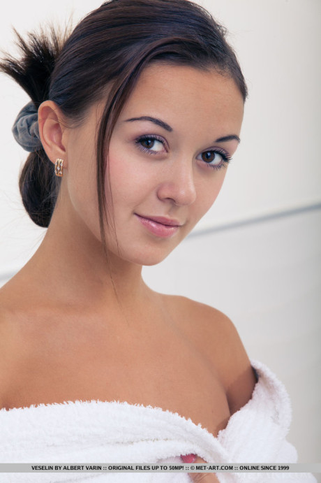 Wet European babe exposing small teenie melons and shaved twat in bathtub - #63113
