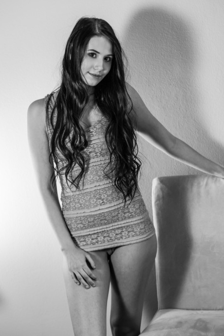 Brunette young Vanessa Angel shows her fabulous young young body fully nude - #266981