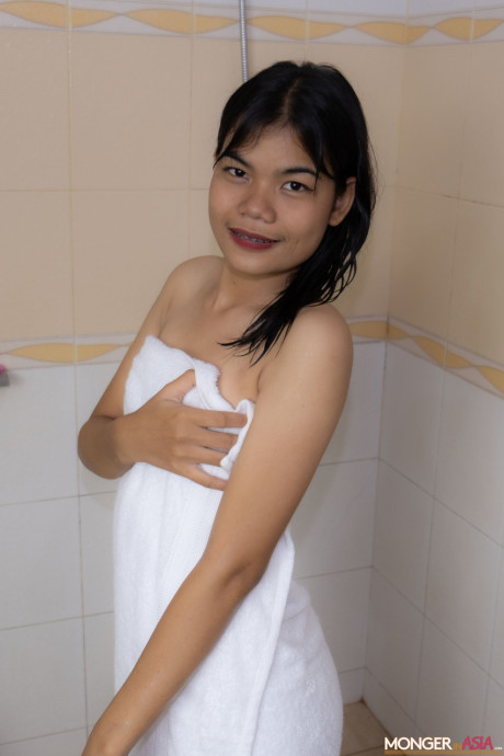 Amateur chinese teenie Chimlin drops her towel and flaunts her behind and snatch - #62891