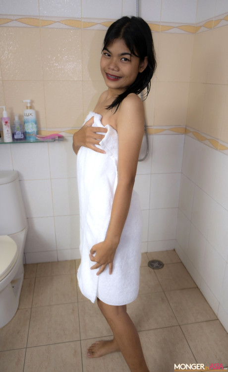 Amateur chinese teenie Chimlin drops her towel and flaunts her behind and snatch - #62893