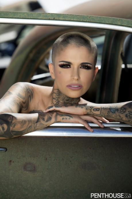 Bald inked babe Leigh Raven flaunts her small boobs and poses naked outdoors
