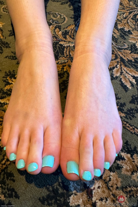Amateur gf Macy Meadows reveals her charming feet, puffy pussy and massive ass - #300942