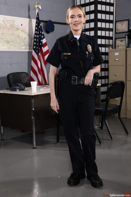Blondie policewoman Rebel Rhyder undergoes an interracial threesome - #281093