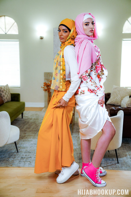 Arabian women Laynee James and Julia James have a swingers party with a white hubby bf guy - #275710