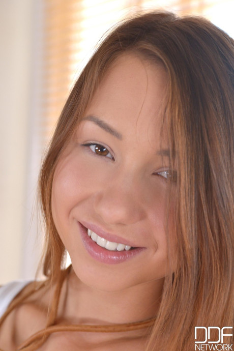 Dutch teen with a gorgeous smile Taylor Sands toying her succulent snatch - #203768