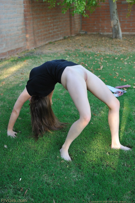 Nerdy teenie whore girlfriend broad takes off her yoga pants to expose her tight booty and bald cunt - #122901