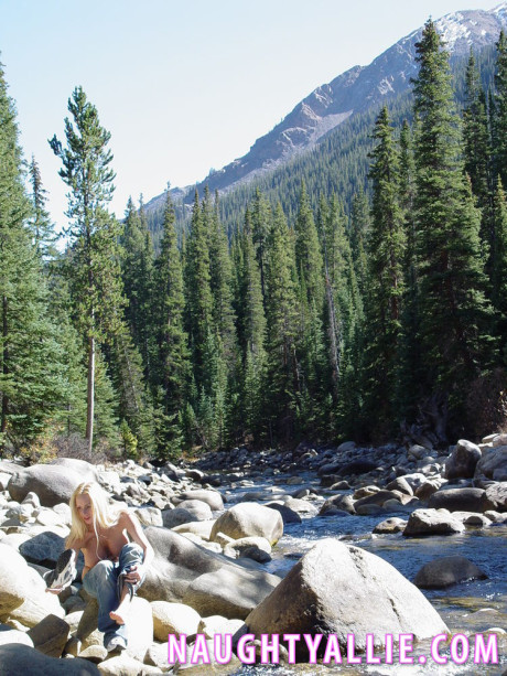 Blondy MILF slutty Allie gets totally nude while on a boulder in a stream - #309702