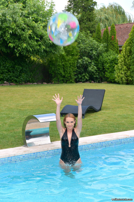 Hot Russian redhead Kaisa Nord blows off a gigantic man poolside - #211864