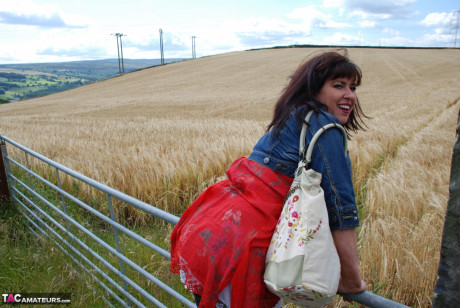 Mature British amateur Juicey Janey shows her boobies and twat in a field of wheat #9979