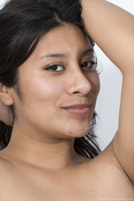 Curvaceous amateur Valentina shows off her bushy vagina & her juicy breasts - #272449