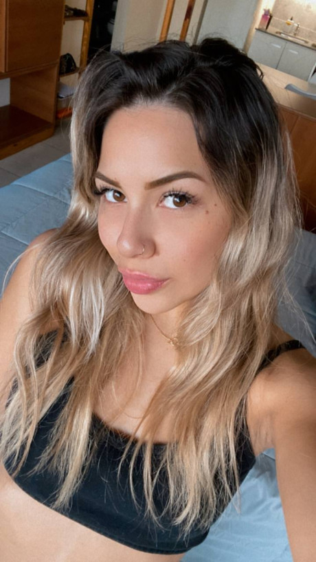 Curvy OnlyFans cam babe Emily Train shows her gigantic butt while taking nudes - #186095